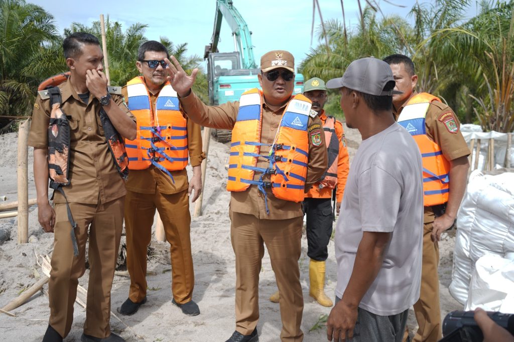 Wabup Rianto Tinjau Perbaikan Tanggul Sungai Asahan