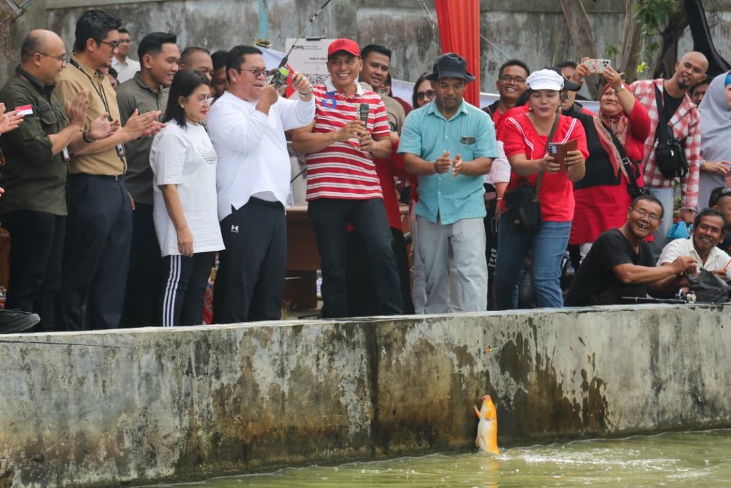 Walkot Wesly Mancing Bersama Masyarakat di Kolam Balai Benih Ikan