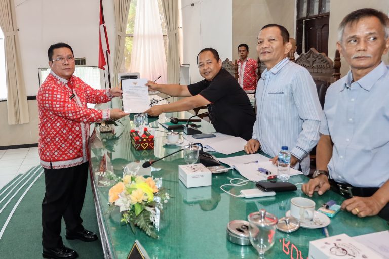 Walkot Wesly Sampaikan Nota Jawaban Soal Ranperda Tentang RPJMD ke DPRD