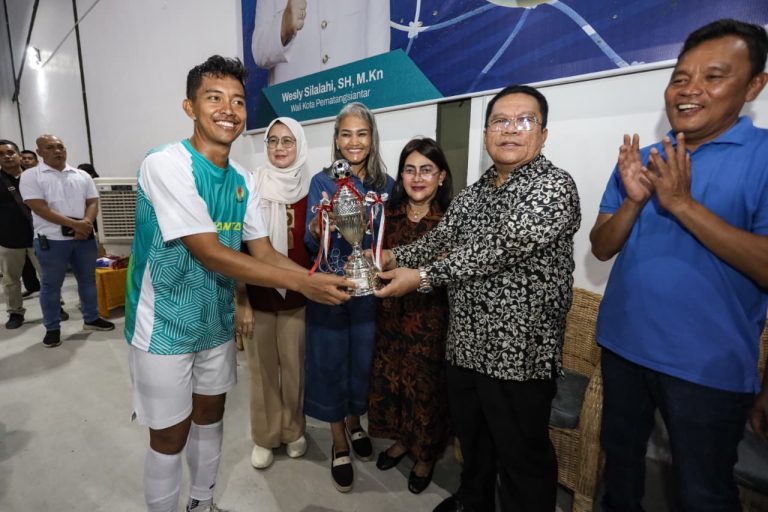 Walkot Wesly Serahkan Medali ke Pemenang Turnamen Futsal Antar Instansi