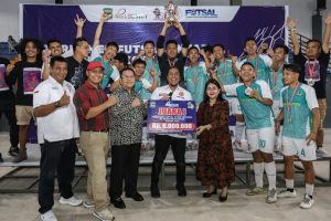 Walkot Wesly Serahkan Medali ke Pemenang Turnamen Futsal Antar Instansi