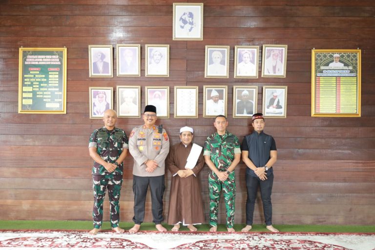 Kapolres Langkat Silaturahmi dengan Tuan Guru Babussalam