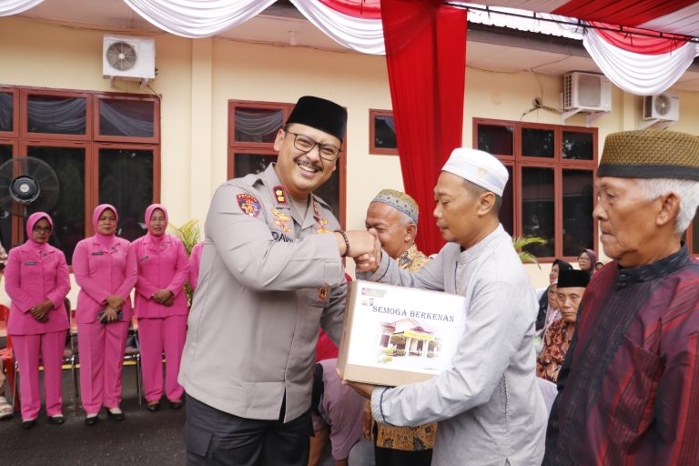 Kapolres Langkat dan Bhayangkari Salurkan 150 Paket Sembako untuk Bilal Mayit