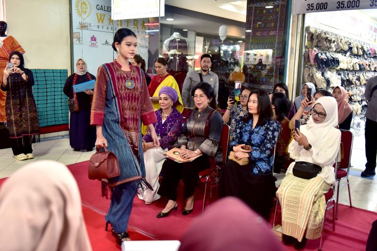 Ketua DWP Sumut Resmikan Galery Wastra ASEPHI di Medan Mall
