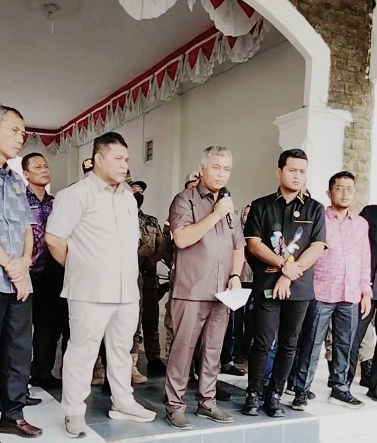 Mahasiswa dan Warga Desa Suka Damai Demo