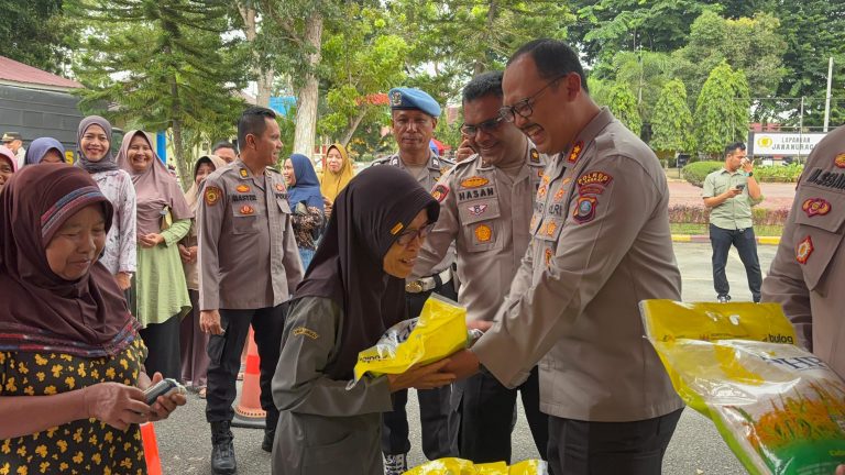 Polres Langkat Salurkan 80 Ton Beras Murah