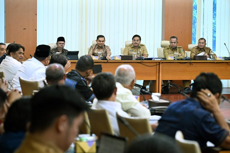 Sekdaprov Serahkan Rancangan KUA dan PPAS Perubahan APBD 2025