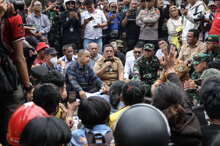 Walkot Wesly dan Forkopimda Temui Massa Demonstran di Gedung DPRD
