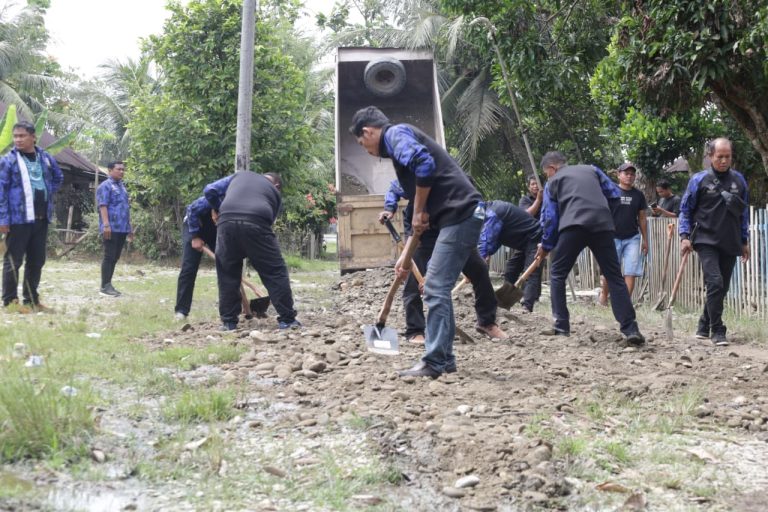 Bung RA Perbaiki Jalan Pakai Uang Pribadi