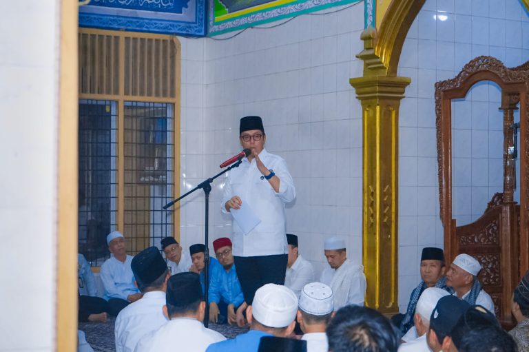Rico Waas Safari Isya di Masjid Tsamaratul Iman