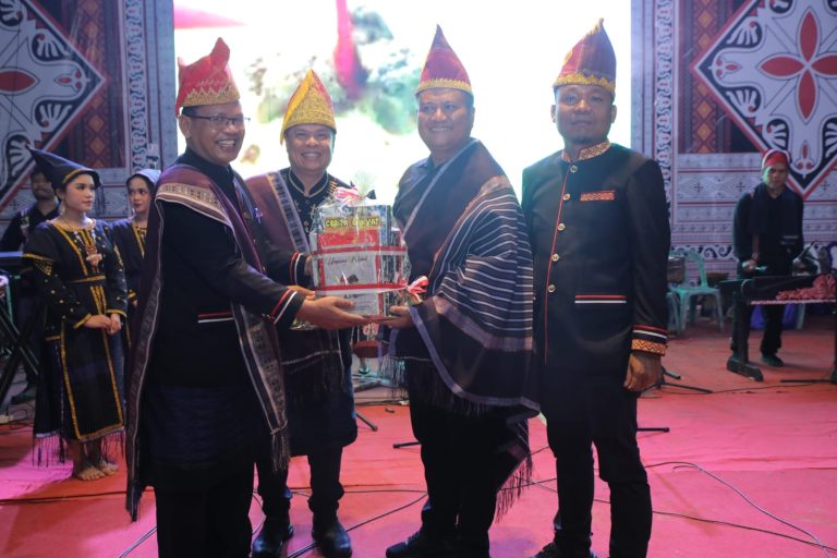 Sekda Pakpak Bharat Saksikan Langsung Tampilan Etnis Pakpak