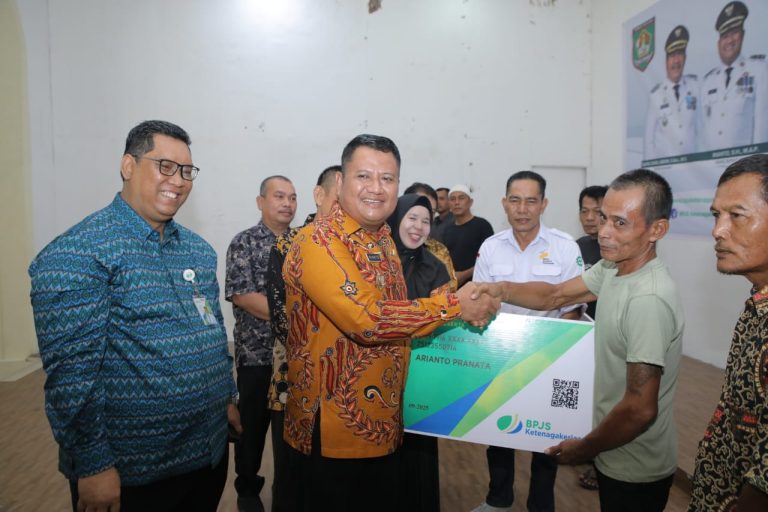 Wabup Asahan Serahkan Kartu BPJS Ketenagakerjaan Kepada 4.900 Pekerja Rentan