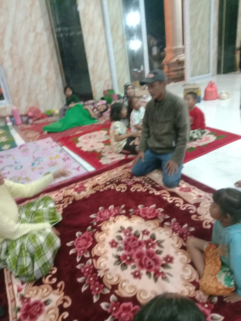 BKM Masjid AL Ikhlas Kelurahan Mutiara Tampung 13 KK Terkena dampak Banjir