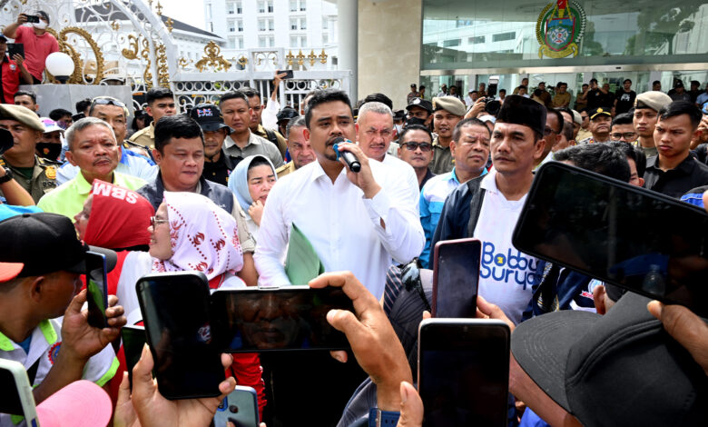 Bobby Nasution Temui Massa Aksi di Depan Kantor Gubernur