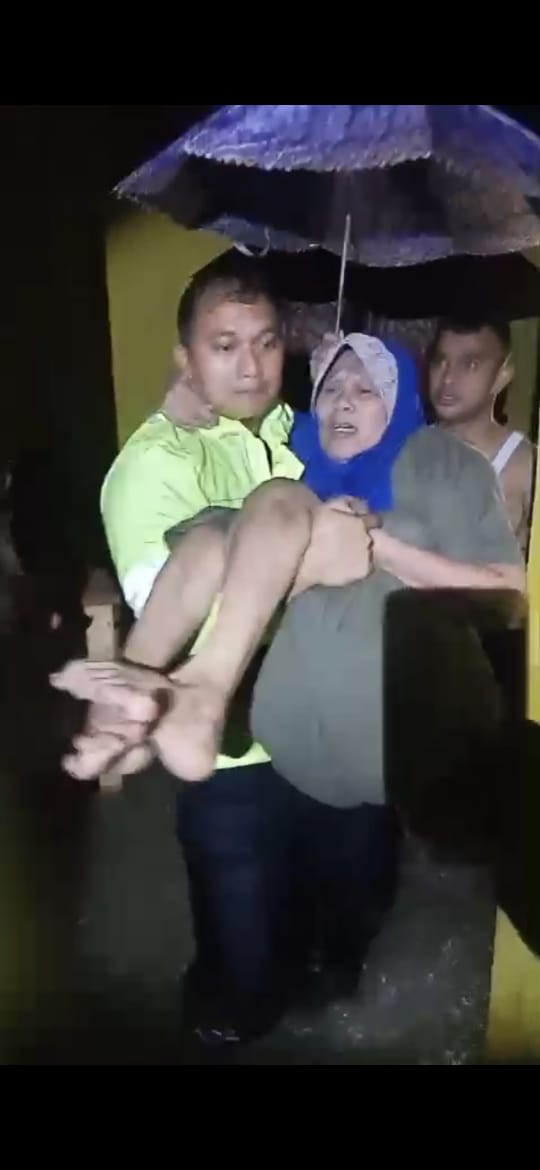 Evakuasi Lansia Penderita Stroke