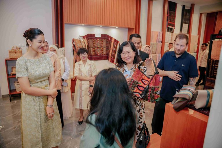 Kahiyang Ayu Perkenalkan Wastra Khas Sumut kepada Istri Dubes AS
