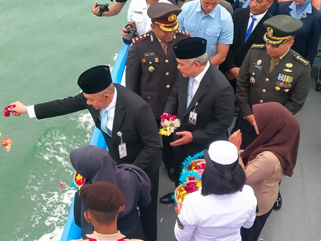 Pemprov Sumut dan Forkopimda Tabur Bunga di Perairan Belawan