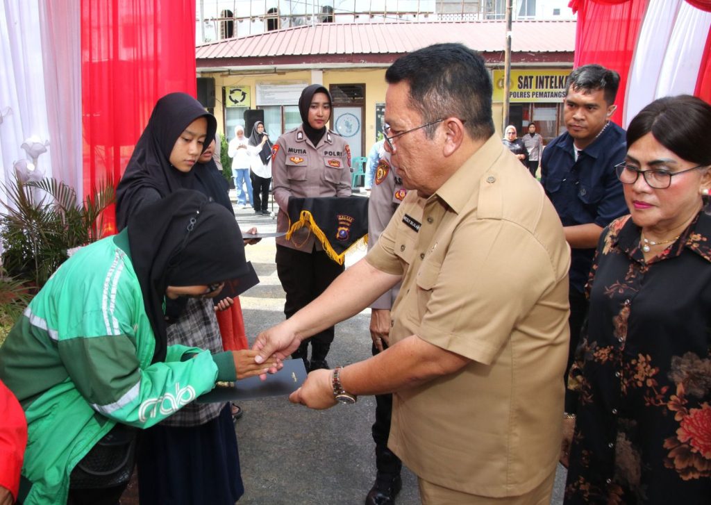 Walkot Wesly dan Kapolres Siantar Serahkan Tali Asih di Acara Safari Kebangsaan