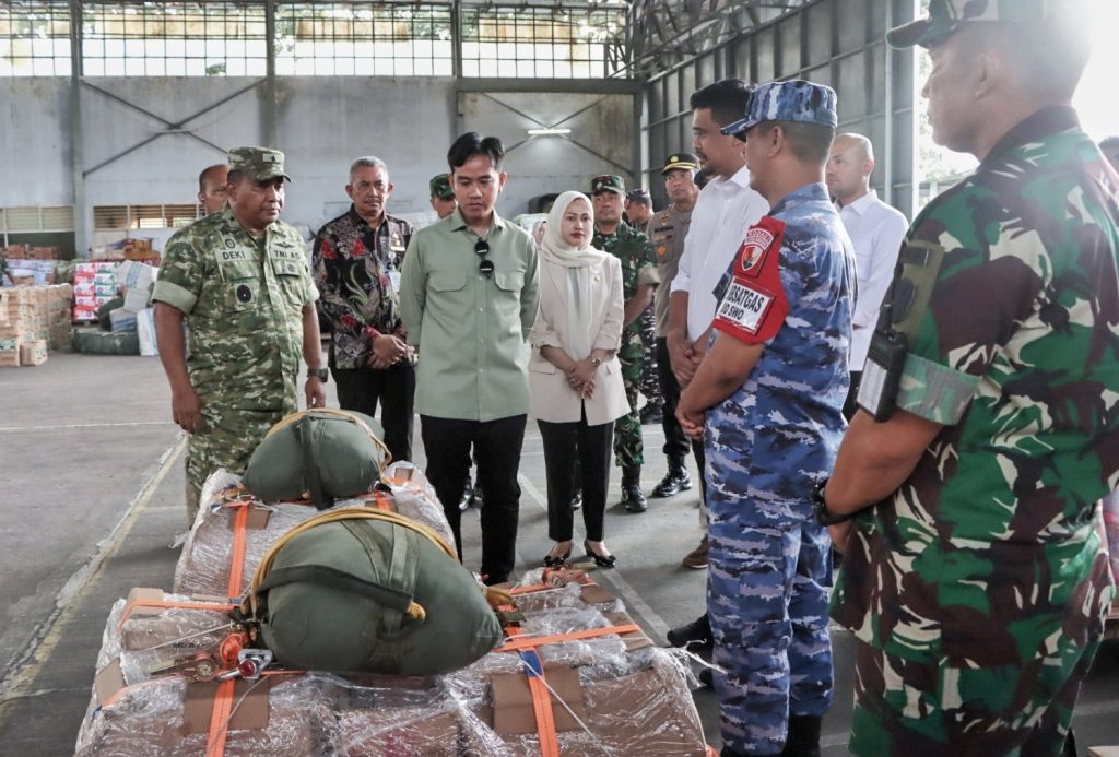 Bobby Nasution Dampingi Wapres Tinjau Gudang Logistik Lanud Soewondo