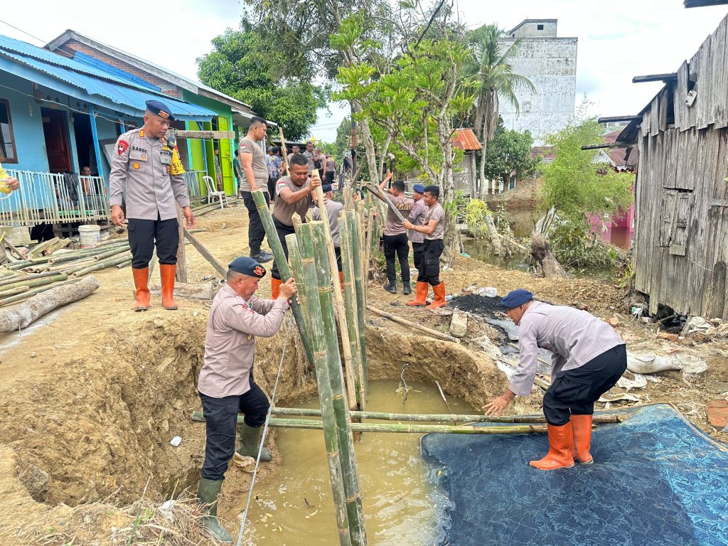 Brimob Polda Sumut Terus Perbaiki Tanggul Jebol di Tanjung Pura