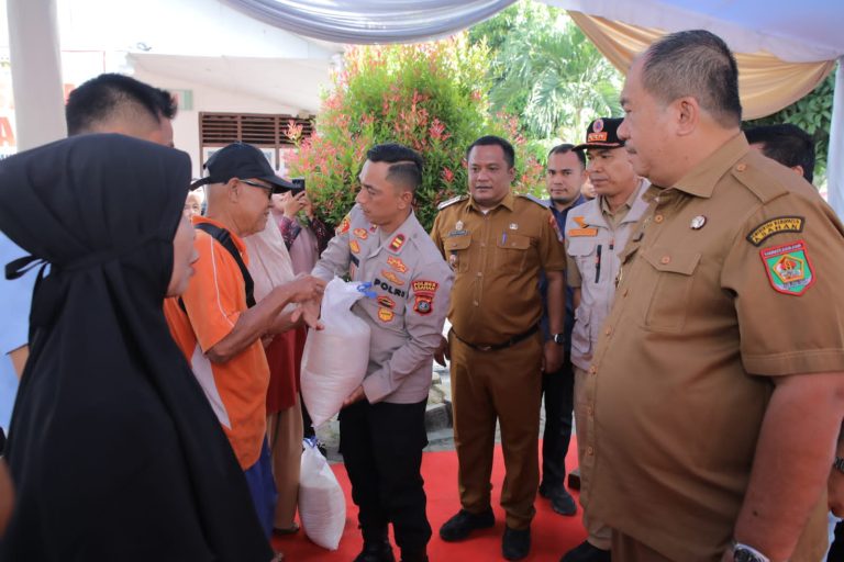 Bupati Asahan Serahkan Bantuan Pangan Bagi Warga Terdampak Banjir