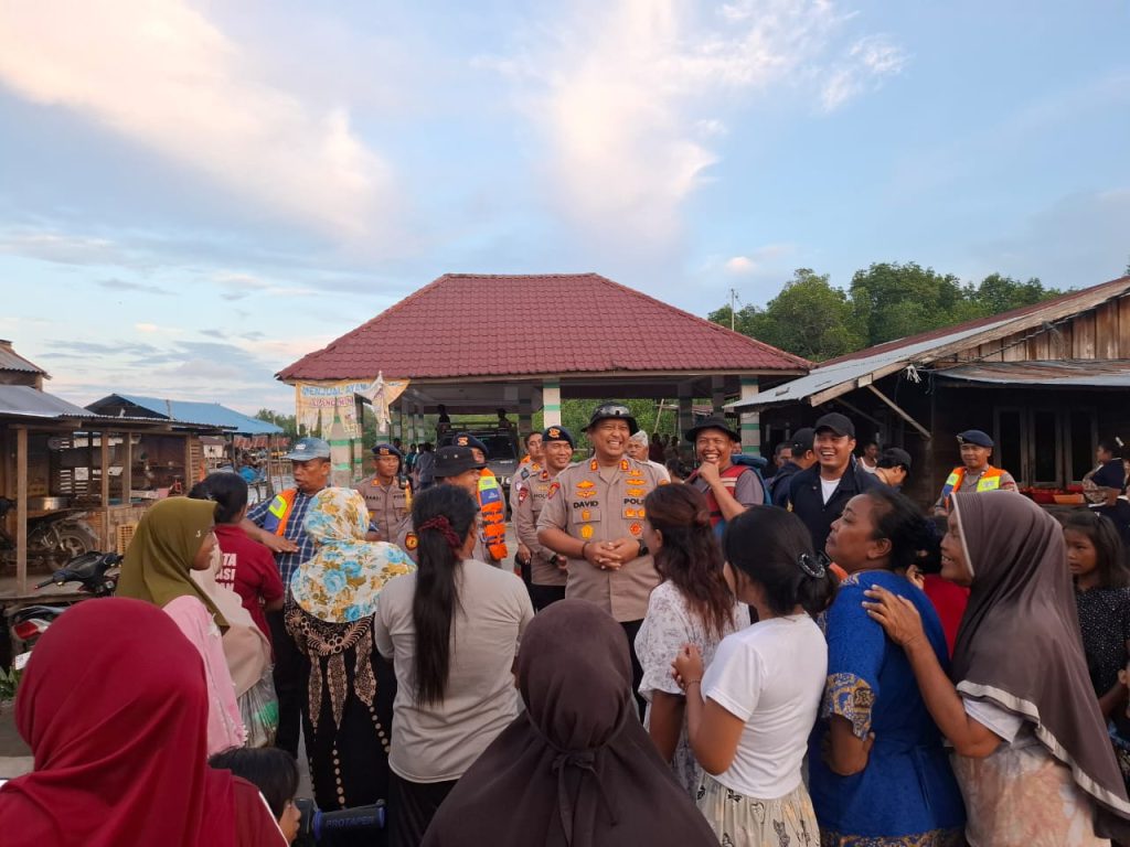 Kapolres Langkat Salurkan Bansos melalui jalur sungai palu