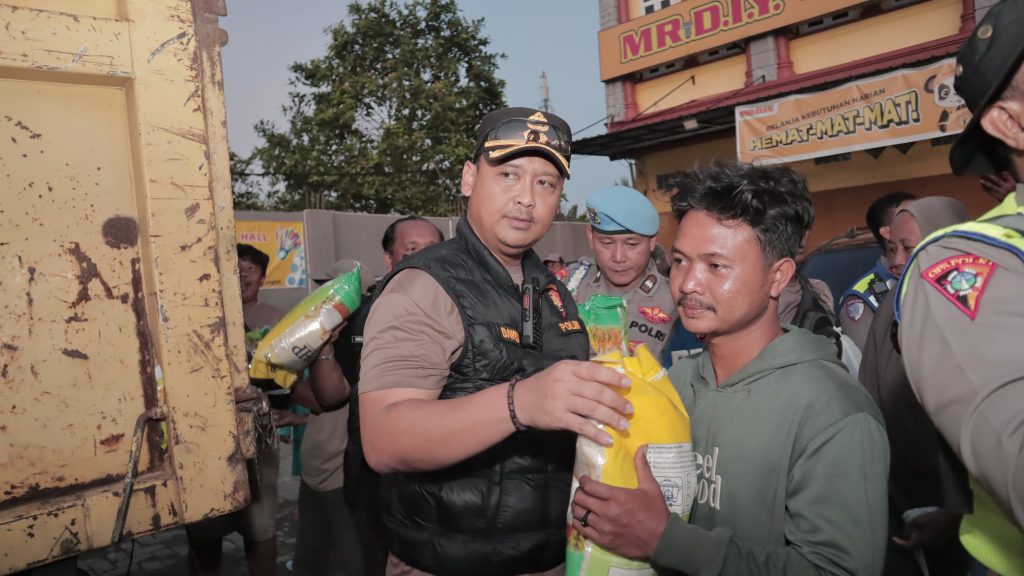 Kapolres Langkat Salurkan Bansos untuk Pengungsi Banjir di Tanjung Pura