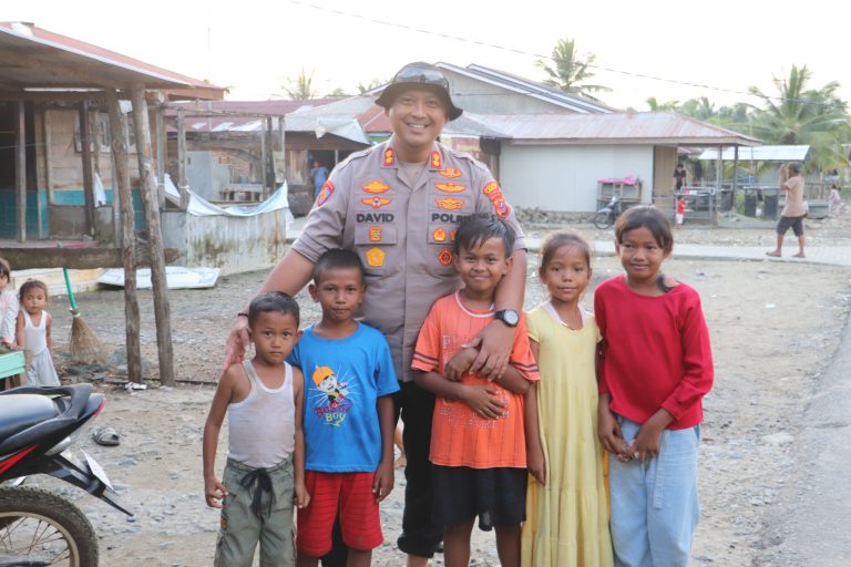 Kapolres Langkat Temui Anak-Anak Korban Banjir