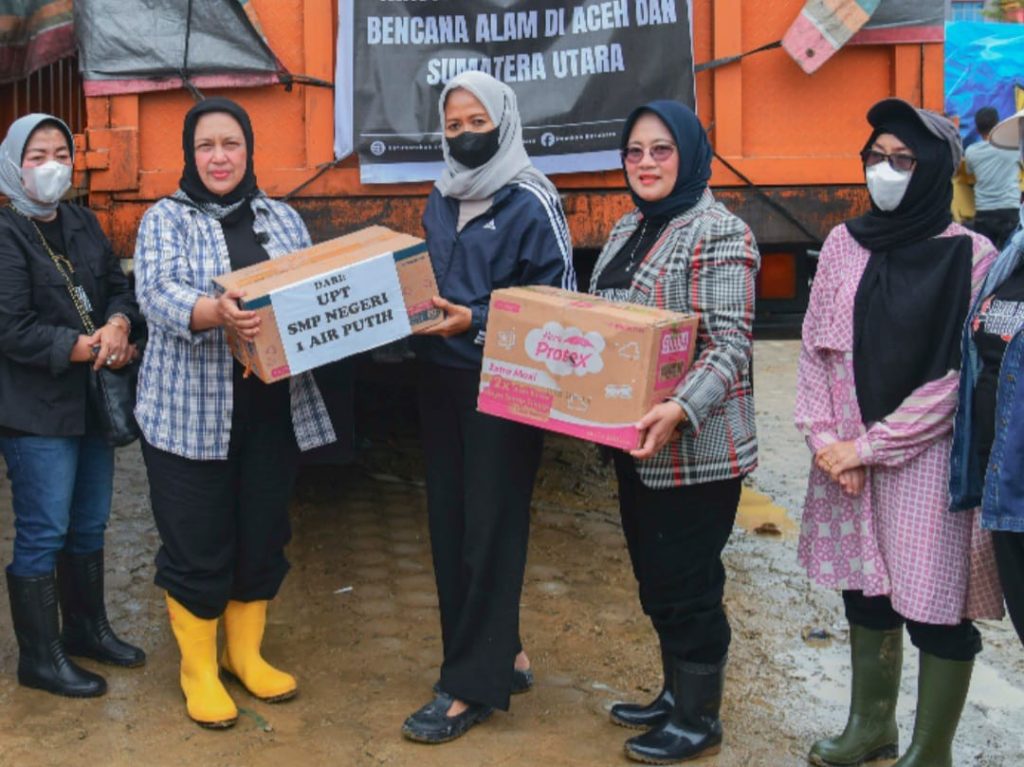 Ny Henny Baharuddin Menyusuri Banjir
