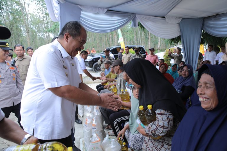 Pemkab Asahan dan Bulog Salurkan Bantuan Pangan