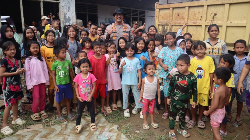 Polres Langkat Salurkan Bansos Korban Banjir Di Kecamatan Besitang.