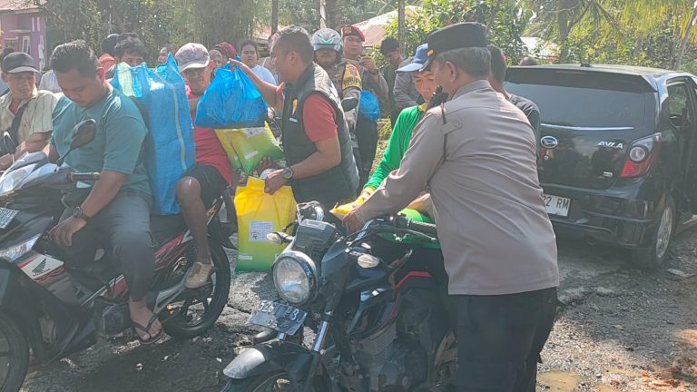 Polsek Hinai Salurkan 50 Paket Bansos Untuk Warga Terdampak Banjir di Desa Muka Paya