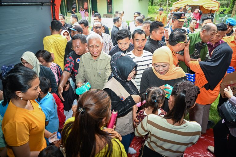 Surya Bersama Gubernur Jatim Khofifah Tinjau Korban Bencana di Langkat