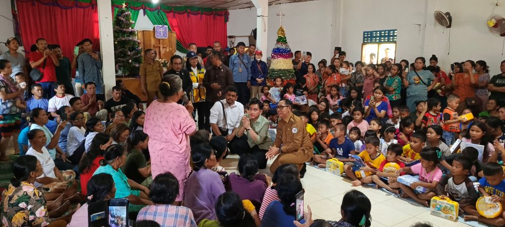 Wakil Presiden Gibran dan Bobby Nasution Tinjau Pengungsian Desa Sibalanga