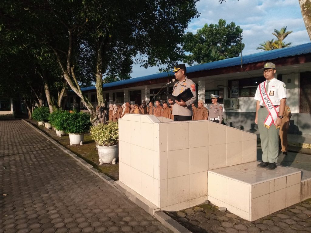Kabag SDM Polres Langkat Jadi Pembina Upacara di SMA Negeri 1 Stabat