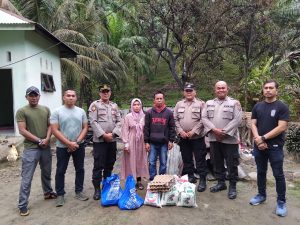 Polsek Salapian Salurkan Bantuan Sosial kepada Korban Kebakaran Rumah