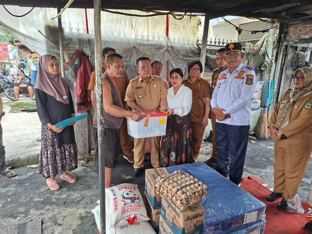 Walkot Wesly Beri Bantuan ke Korban Kebakaran