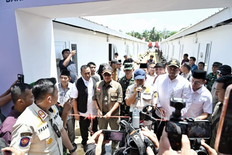 Bobby Nasution Dampingi Mendagri Resmikan Huntara