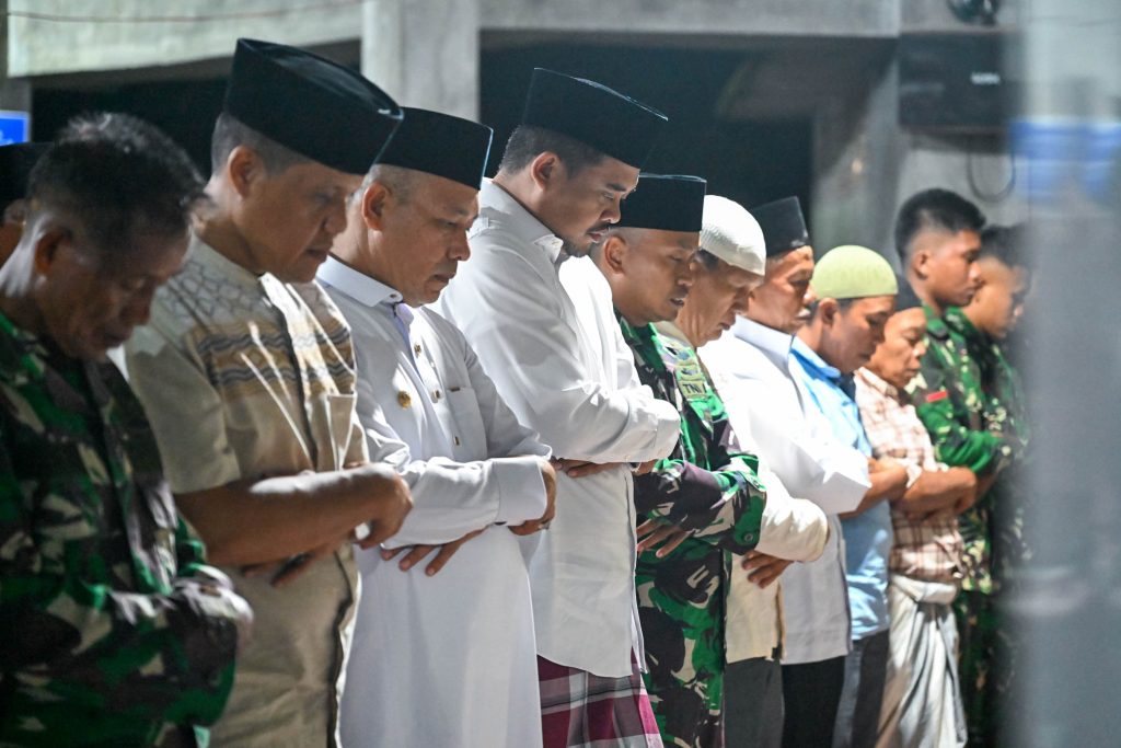 Bobby Nasution Salat Tarawih Perdana di Lokasi Terdampak Bencana Tukka Tapteng