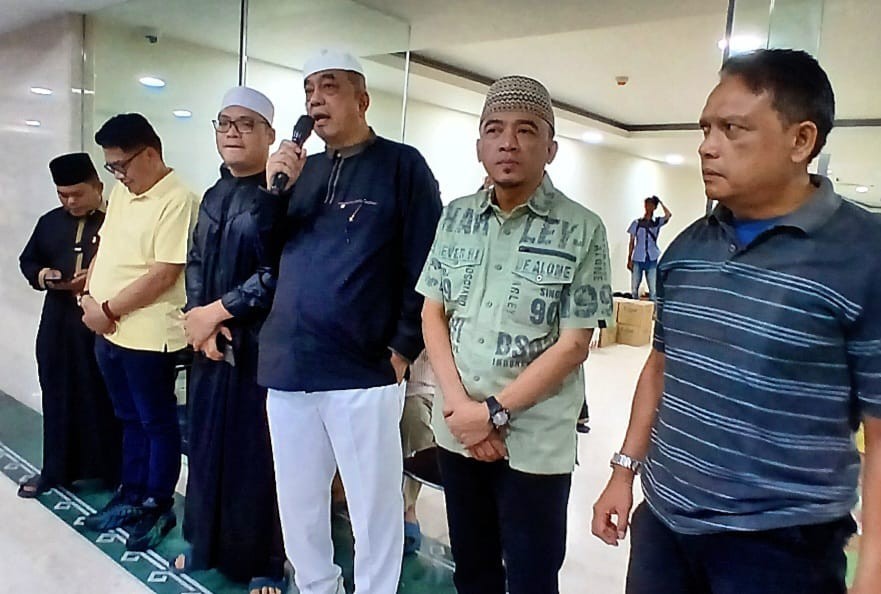 H. Yuslin Siregar dan H. Suhardi Aroma Sambut Langsung Jamaah Berbuka di Masjid Agung