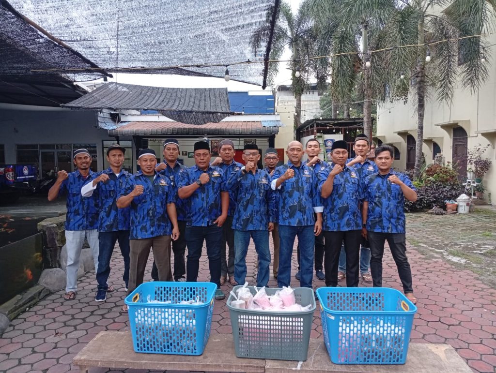 KOMBAT Deliserdang Bagikan Ratusan Takjil untuk Sesama