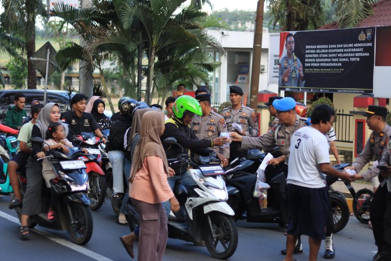 Polres Langkat Kembali Berbagi Takjil kepada Masyarakat
