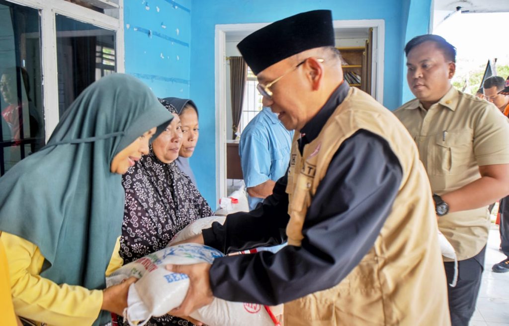 Bupati Anton Salurkan Bantuan Ke Korban Bencana Angin Puting Beliung