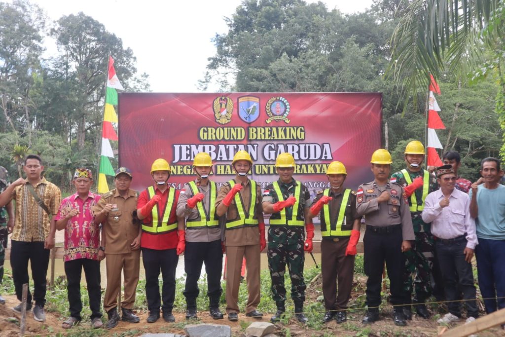 Pangdam XIITpr Letakkan Batu Pertama Jembatan Perintis Garuda Desa Sotok, Sanggau ‎