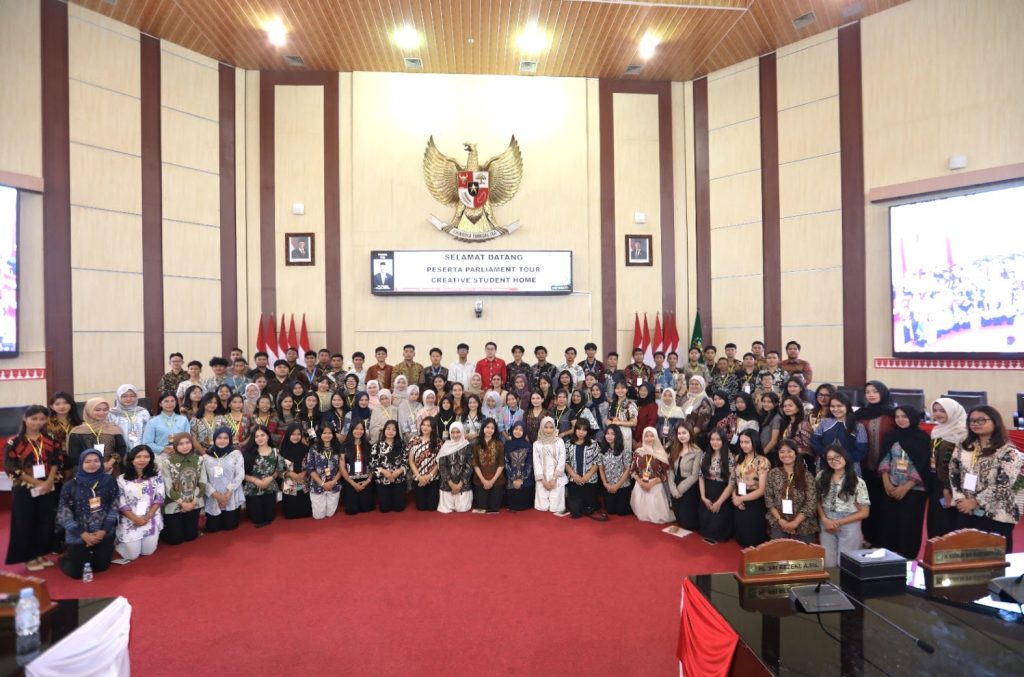 Parliament Tour Mahasiswa Creative Student Home