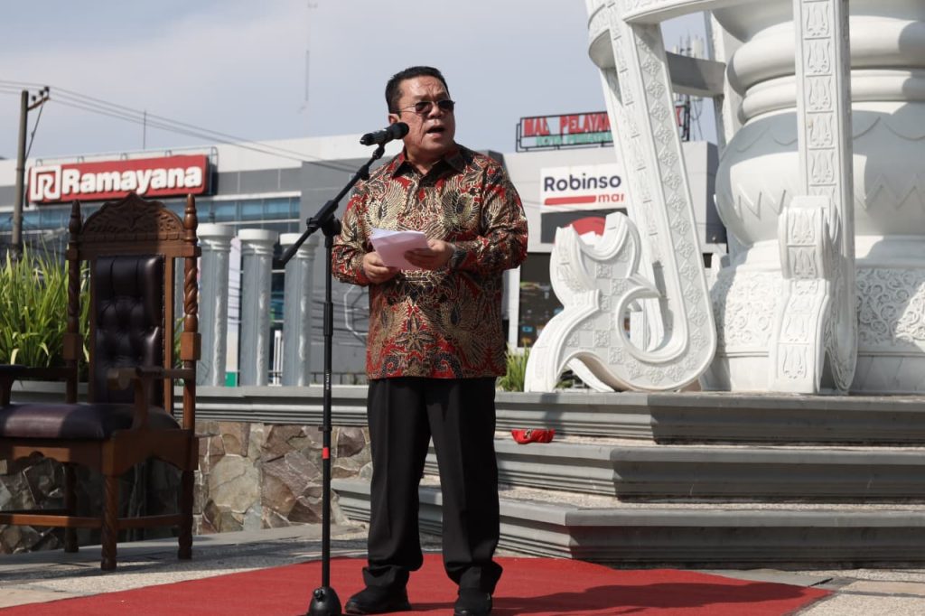 Walkot Wesly Hadiri Acara Jalan Salib Peringatan Jumat Agung