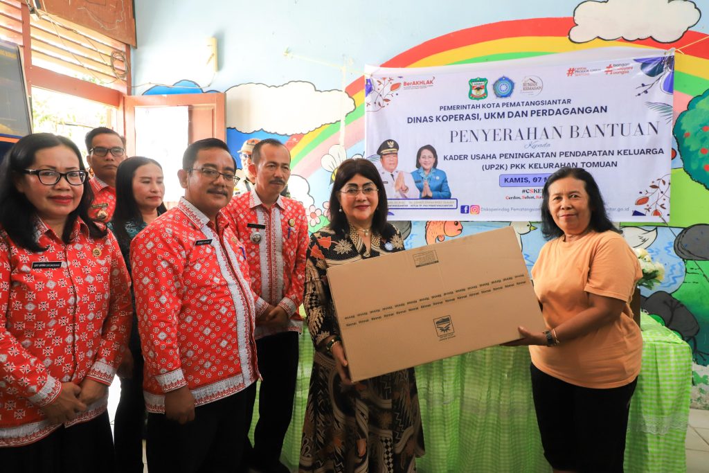 Ketua TP PKK Siantar Serahkan Bantuan Peralatan kepada Pelaku Usaha UMKM