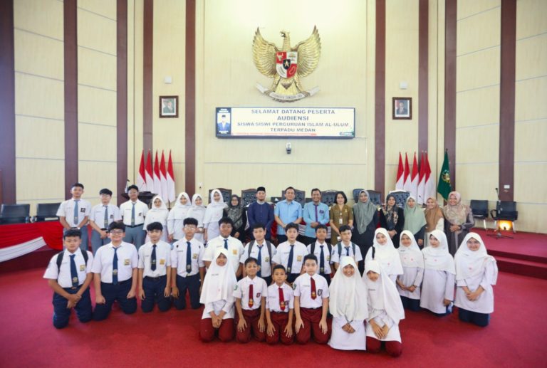 Wakil Ketua DPRD Kota Medan Terima Audiensi Siswa-Siswi Perguruan Islam Al-Ulum